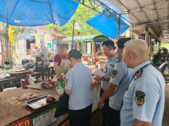 把手指点摊从查询、出示“牧运通”电子凭证